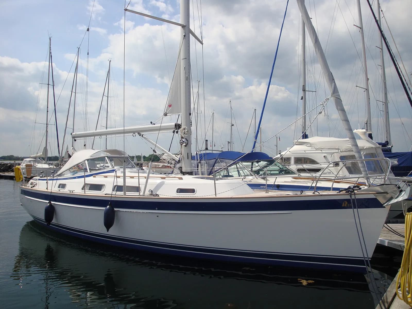 Hallberg-Rassy am Steg – Foto: Sebruem, CC BY-SA 3.0