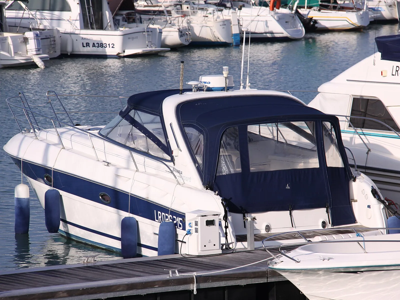 Bavaria 35 Sport mit Cockpitverdeck – Foto: Jean-Pierre Bazard Jpbazard, CC BY-SA 3.0